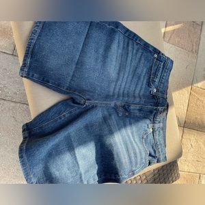 Banana Republic Bermuda Denim Short - Size Medium